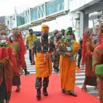 Pangdam Bukit Barisan Disambut Tarian dan Pemakaian Adat Melayu, Senin (07/03/2022), (V24/Jacky)