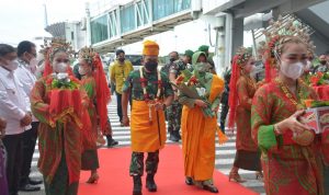 Pangdam Bukit Barisan Disambut Tarian dan Pemakaian Adat Melayu, Senin (07/03/2022), (V24/Jacky)