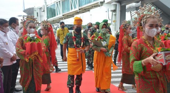 Pangdam Bukit Barisan Disambut Tarian dan Pemakaian Adat Melayu, Senin (07/03/2022), (V24/Jacky)
