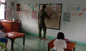 Satgas Pamtas Yonif Mekanis 643/Wns Bantu Mengajar Anak Usia Dini Di Perbatasan, Selasa (08/03/2022), (V24/AL)