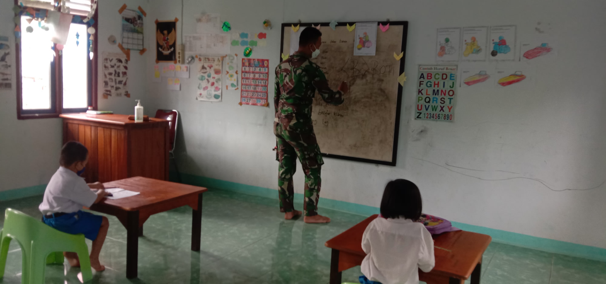 Satgas Pamtas Yonif Mekanis 643/Wns Bantu Mengajar Anak Usia Dini Di Perbatasan, Selasa (08/03/2022), (V24/AL)
