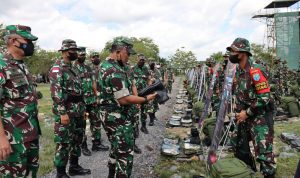 Asops Kasad Didampingi Kasdam XII/Tpr Periksa Kesiapan Operasi Satgas Yonif 645/Gty, Selasa (08/03/2020), (V24/AL)