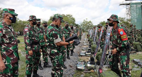 Asops Kasad Didampingi Kasdam XII/Tpr Periksa Kesiapan Operasi Satgas Yonif 645/Gty, Selasa (08/03/2020), (V24/AL)