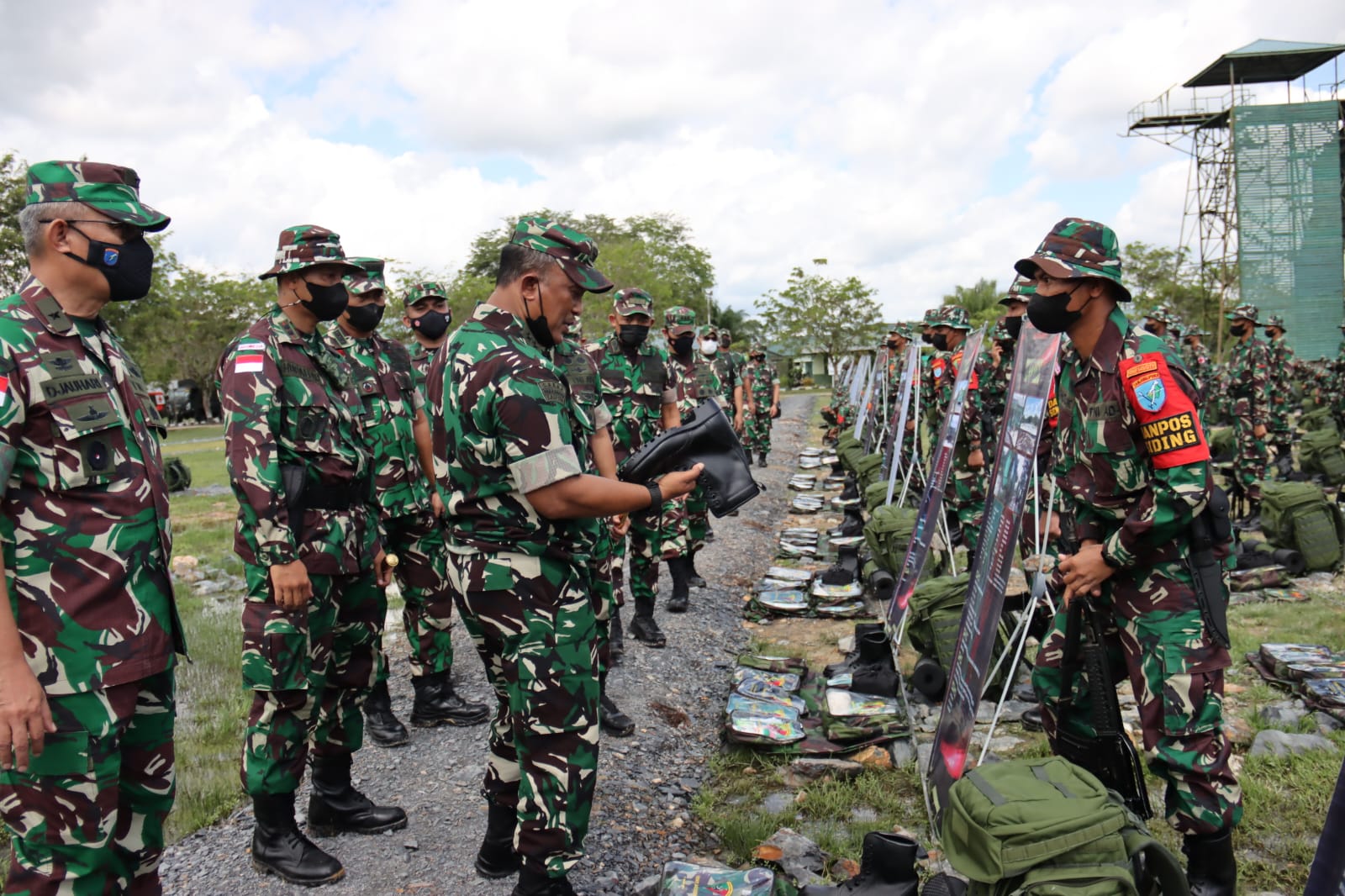 Asops Kasad Didampingi Kasdam XII/Tpr Periksa Kesiapan Operasi Satgas Yonif 645/Gty, Selasa (08/03/2020), (V24/AL)