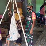 Wujudkan Balita Sehat, Babinsa Bantu Bides Laksanakan Posyandu, Rabu (09/03/2022), (V24/Rubi)