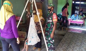 Wujudkan Balita Sehat, Babinsa Bantu Bides Laksanakan Posyandu, Rabu (09/03/2022), (V24/Rubi)
