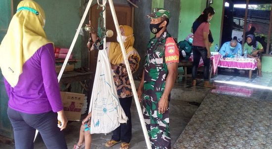Wujudkan Balita Sehat, Babinsa Bantu Bides Laksanakan Posyandu, Rabu (09/03/2022), (V24/Rubi)
