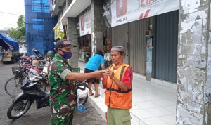 Koramil Menghimbau Warga Untuk Patuh dengan Prokes , Kamis (10/03/2022), (V24/AL)