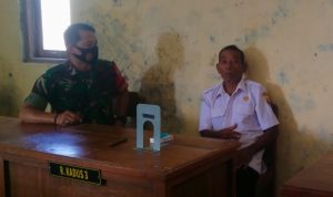 Babinsa Melakukan Komsos Bersama Kepala Dusun, Kamis (10/03/2022), (V24/Amir)