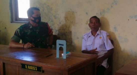 Babinsa Melakukan Komsos Bersama Kepala Dusun, Kamis (10/03/2022), (V24/Amir)