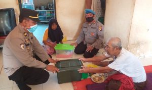 Beliau Memberikan Sembako Kepada Beliau, Kamis (11/03/2022), (V24/Dedi)