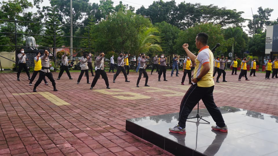 Kegiatan Kebugaran di Pandu Oleh Pemandu, Jumat (11/03/2022), (V24/AL)