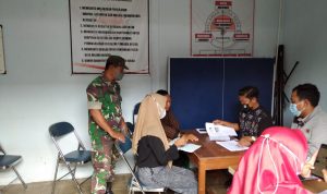 Penyaluran Bantuan Diperhatikan Oleh Babinsa, Jumat (11/03/2022), (V24/Rudi)