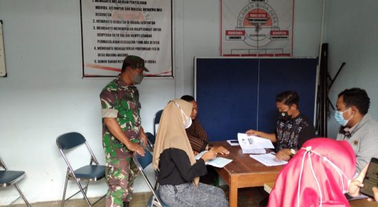 Penyaluran Bantuan Diperhatikan Oleh Babinsa, Jumat (11/03/2022), (V24/Rudi)