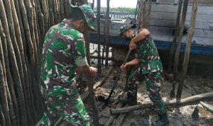 Bersatu Dalam Memperbaiki Jalan Dermaga, Jumat (11/03/2022), (V24/AL)