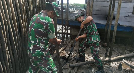Bersatu Dalam Memperbaiki Jalan Dermaga, Jumat (11/03/2022), (V24/AL)