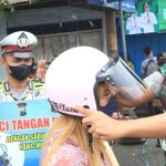 Polisi Membantu Gadis Cantik untuk Memakai Helm, Jumat (11/02/2022), (V24/Madli)