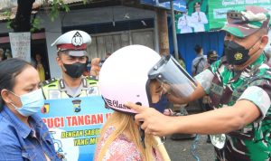 Polisi Membantu Gadis Cantik untuk Memakai Helm, Jumat (11/02/2022), (V24/Madli)