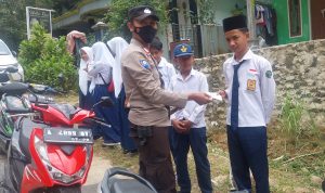 Tidak Hanya Orang Dewasa, Bocah SMP Juga Dapat Masker, Sabtu (12/03/2022), (V24/AL)