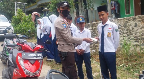 Tidak Hanya Orang Dewasa, Bocah SMP Juga Dapat Masker, Sabtu (12/03/2022), (V24/AL)