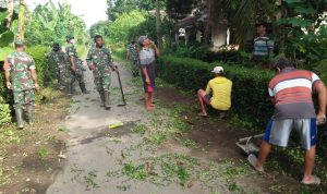 TNI dan Rakyat Bersama Berkerja Bakti, Sabtu (12/03/2022), (V24/Madli)