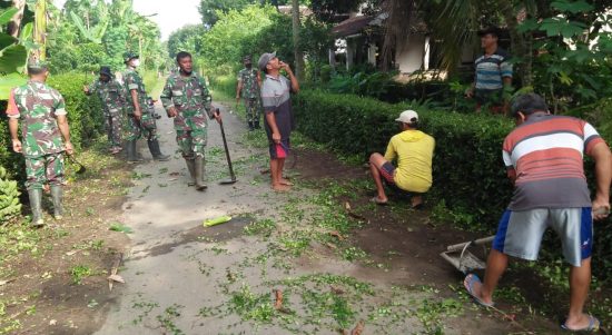 TNI dan Rakyat Bersama Berkerja Bakti, Sabtu (12/03/2022), (V24/Madli)