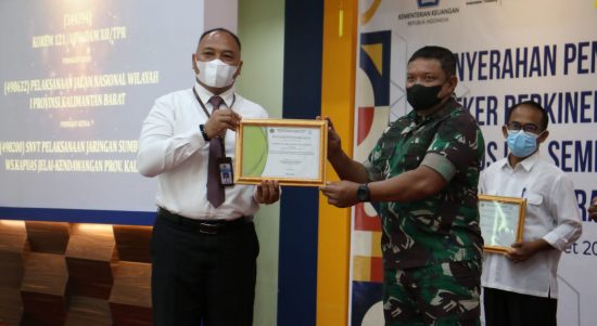 Mendapatkan Penghargaan Memang Bagus, Senin (14/03/2022), (V24/AL)