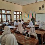 Babinsa Menghimbaui Siswa-siswi, Senin (14/03/2022), (V24/Madli)
