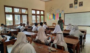 Babinsa Menghimbaui Siswa-siswi, Senin (14/03/2022), (V24/Madli)