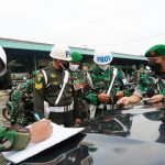 TNI tersebut Sedang Mencatat dan Menulis, Senin (14/03/2022), (V24/Romeo)