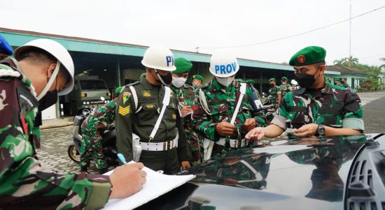 TNI tersebut Sedang Mencatat dan Menulis, Senin (14/03/2022), (V24/Romeo)
