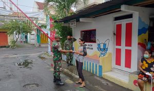 Ibu Tersebut Tersenyum Kepada Babinsa, Selasa (15/03/2022), (V24/AL)