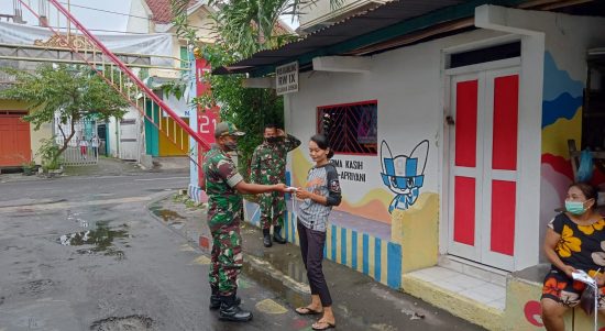 Ibu Tersebut Tersenyum Kepada Babinsa, Selasa (15/03/2022), (V24/AL)