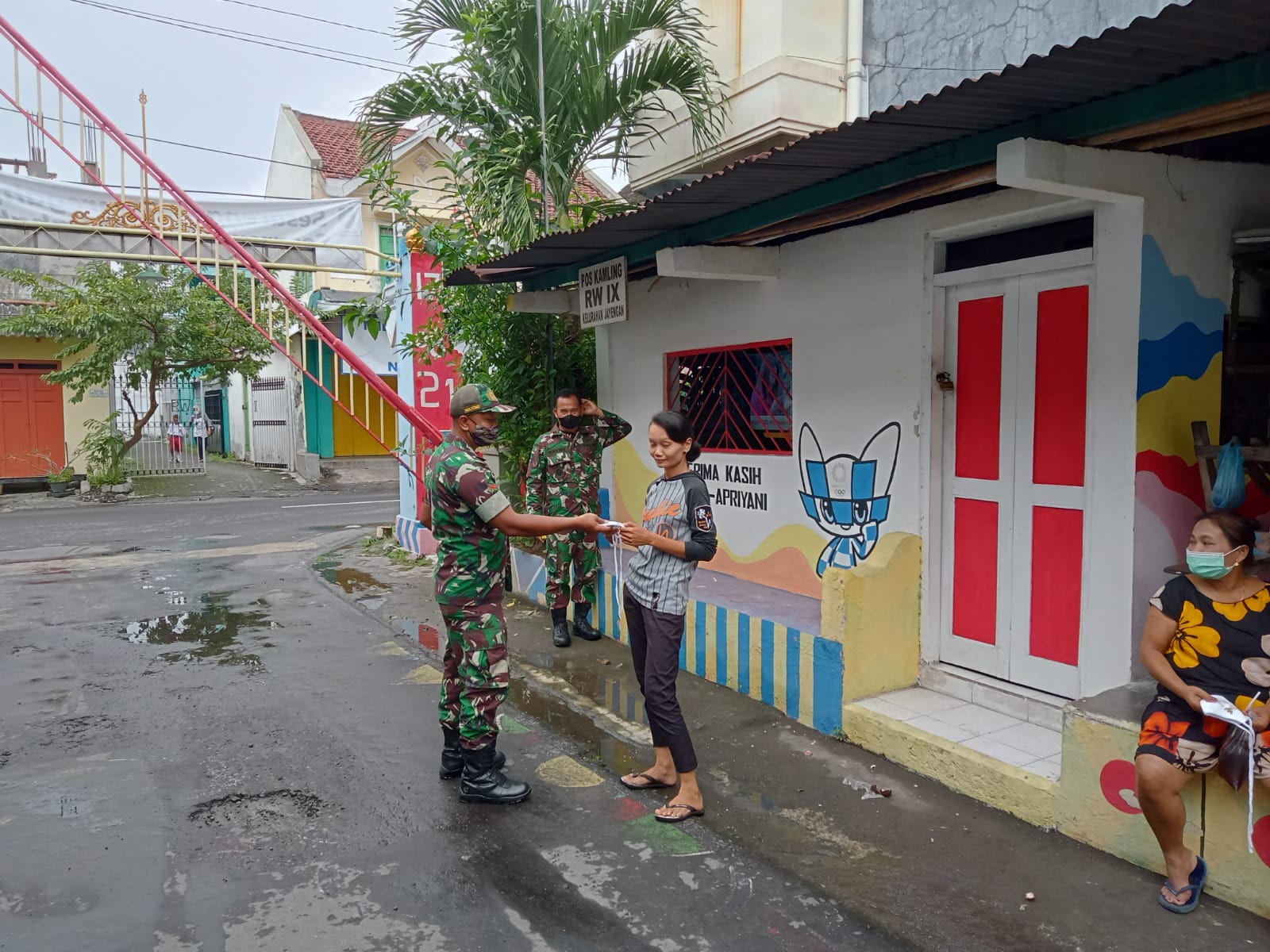 Ibu Tersebut Tersenyum Kepada Babinsa, Selasa (15/03/2022), (V24/AL)