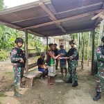 TNI Sedang Berkumpul dan Membagikan Bantuan, Selasa (15/03/2022), (V24/AL)