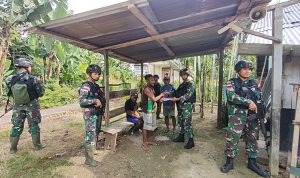 TNI Sedang Berkumpul dan Membagikan Bantuan, Selasa (15/03/2022), (V24/AL)