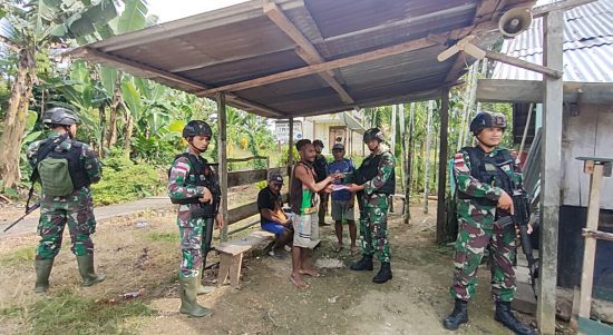 TNI Sedang Berkumpul dan Membagikan Bantuan, Selasa (15/03/2022), (V24/AL)