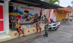 Babinsa Membagikan Masker, Selasa (15/03/2022), (V24/AL)