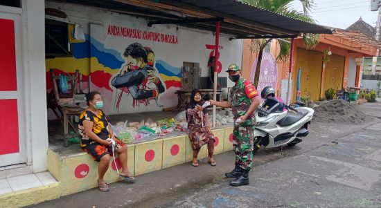 Babinsa Membagikan Masker, Selasa (15/03/2022), (V24/AL)