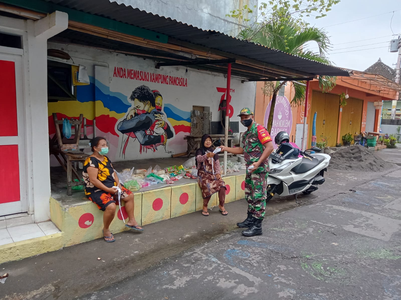 Babinsa Membagikan Masker, Selasa (15/03/2022), (V24/AL)
