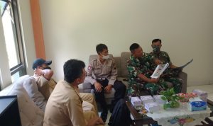 TNI Melakukan Koordinasi dan Berbincang, Selasa (15/03/2022), (V24/Amir)