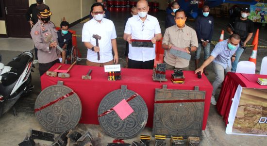 5 Pelaku Bersama Barang Curian dan Perlengkapannya Ditahan, Selasa (15/03/2022), (V24/AL)