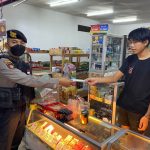 Polres Membagikan Masker Kepada Abang Tersebut , Senin (14/03/2022), (V24/AL)