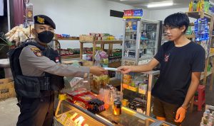 Polres Membagikan Masker Kepada Abang Tersebut , Senin (14/03/2022), (V24/AL)