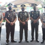 Satuan Polisi Menatap Lensa Kamera, Rabu (16/03/2022), (V24/Madli)