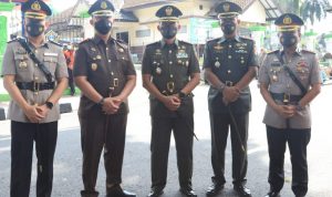 Satuan Polisi Menatap Lensa Kamera, Rabu (16/03/2022), (V24/Madli)