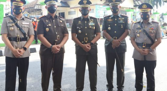 Satuan Polisi Menatap Lensa Kamera, Rabu (16/03/2022), (V24/Madli)