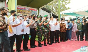 Masyarakat dan TNI Menunjukan 3(Tiga) Jarinya, Rabu (16/03/2022), (V24/AL)