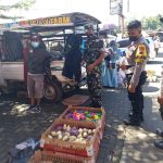 Petugas Prokes Memperhatikan Anak Ayam yang Berwarna-warni, Kamis (17/03/22), (V24/Amir)