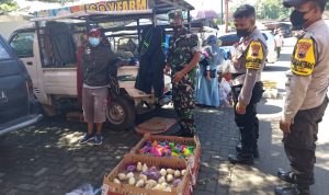 Petugas Prokes Memperhatikan Anak Ayam yang Berwarna-warni, Kamis (17/03/22), (V24/Amir)